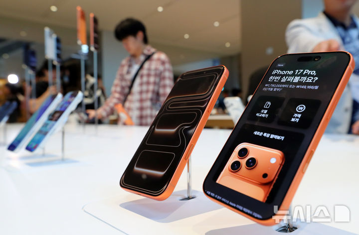 [서울=뉴시스] 김혜진 기자 = 19일 서울 중구 명동 애플스토어에서 고객들이 애플 신제품 아이폰17 시리즈를 살펴보고 있다.2025.09.19.