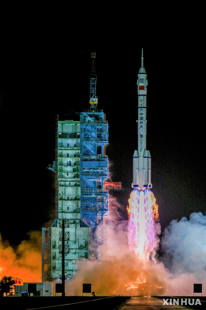 [주취안=신화/뉴시스] 중국이 지난 10월31일 유인우주선 ‘선저우(神舟) 21호’ 발사에 성공했다. 이 우주선에 실려 우주정거장에서 2주를 보낸 뒤 귀환한 쥐가 정상적으로 임신 출산에 성공했다. 2025.12.27