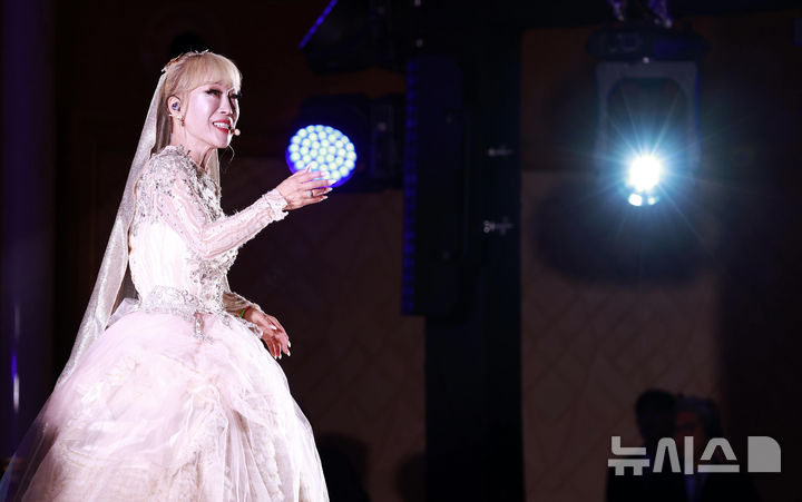 [아부다비=뉴시스] 최동준 기자 = 소프라노 조수미가 18일(현지 시간) 아부다비 카사르 알 와탄 대통령궁에서 열린 이재명 대통령 아랍에미리트(UAE) 국빈 방문 계기 '문화,UAE와 한국을 잇다' 한-UAE 문화