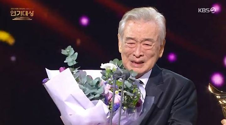 [서울=뉴시스] 배우 이순재가 25일 새벽 별세했다.이순재가 올해 1월 11일 방송된 '2024 KBS 연기대상'에서 드라마 '개소리'로 생애 첫 대상을 차지한 모습.(사진='2024 KBS 연기대상' 생중계 