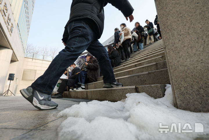 [서울=뉴시스] 김진아 기자 = 7일 서울 종로구 성균관대학교 600주년 기념관에서 열린 종로학원 주최 2026 정시 합격 가능선 예측 및 지원전략 설명회에 들어가지 못한 참석자들