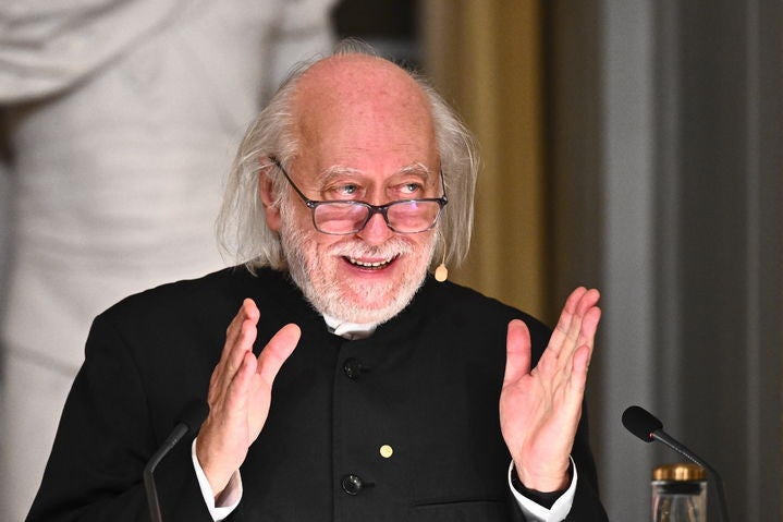 [스톡홀름=AP/뉴시스] 노벨 문학상 수상자 크러스너호르커이 라슬로(헝가리,71)가 7일(현지 시간) 스웨덴 스톡홀름 한림원 그랜드홀에서 강연하고 있다.라슬로는 지난 10월 9일 노벨 문학상 수상자 선정 후 처음