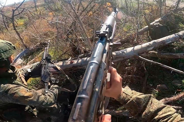 [훌랴이폴레=AP/뉴시스] 지난 17일(현지 시간) 러시아 국방부 공보실이 제공한 영상 갈무리 사진에 러시아 군인들이 우크라이나 자포리자주 훌랴이폴레 일대에서 우크라이나군 진지를 향해 전진하고 있다.2025.12.