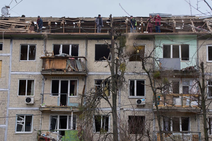 [키이우=AP/뉴시스] 지난 23일(현지 시간) 우크라이나 키이우에서 시청 소속 작업자들이 러시아의 드론 공습을 받은 아파트 건물을 정비하고 있다.2025.12.27.