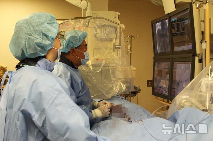 [서울=뉴시스] 천호종 서울성모병원 인터벤션영상의학과 교수가 포트를 통해 항암제를 간동맥에 직접 주입해 간암에 바로 전달하는 간동맥 항암화학주입술을 하고있다.(사진= 서울성모병원 제공) 