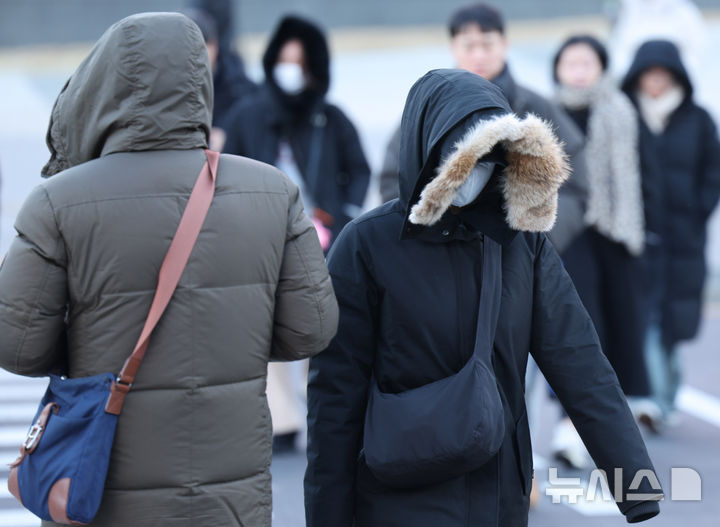 [서울=뉴시스] 배훈식 기자 = 서울 아침 최저기온 영하 12도 등 전국에 한파가 찾아온 26일 오전 서울 종로구 세종대로 사거리에서 두꺼운 옷차림의 시민들이 출근길 발걸음을 옮기고 있다.2025.12.26.da