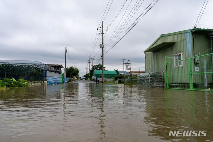 [대구=뉴시스] 폭우로 대구시 동구 금강동의 한 마을 입구가 물에 잠겼다.2024.07.10.