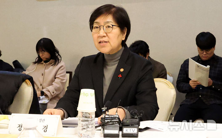 [서울=뉴시스] 추상철 기자 = 정은경 보건복지부 장관이 지난 22일 오후 서울 종로구 정부서울청사에서 열린 제2차 통합돌봄정책위원회 회의에서 발언을 하고 있다.2025.12.22.