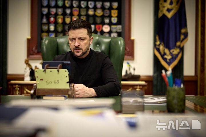 [서울=뉴시스]볼로디미르 젤렌스키 우크라이나 대통령이 도널드 트럼프 미국 대통령과의 종전 관련 회담을 앞두고 "영토 문제와 자포리자원자력발전소 문제를 포함한 분명한 레드라인이 있다"고 밝혔다.사진은 젤렌스키 대통령