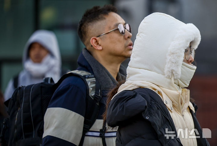 [서울=뉴시스] 정병혁 기자 = 영하권 추위를 보인 25일 서울 중구 명동성당에서 두꺼운 옷차림을 한 여행객들이 이동하고 있다.2025.12.25.