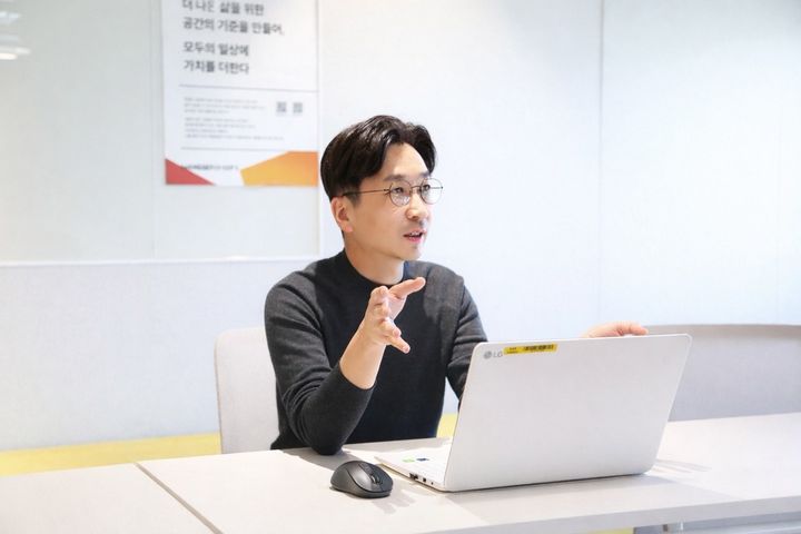 [서울=뉴시스] '조이' 개발을 담당한 한상욱 한샘 홈퍼니싱상품부 학생서재팀 부장.(사진=한샘 제공) 2025.12.28.*재판매 및 DB 금지