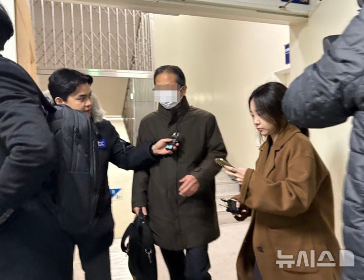 [서울=뉴시스]권민지 수습 기자=통일교 산하단체 천주평화연합(UPF) 부산·울산 지회장과 한·일해저터널연구회 이사 등을 지냈던 박모씨가 오후 7시21분께 참고인 조사를 마치고 서울 서대문구 경찰청을 나서고 있다.2