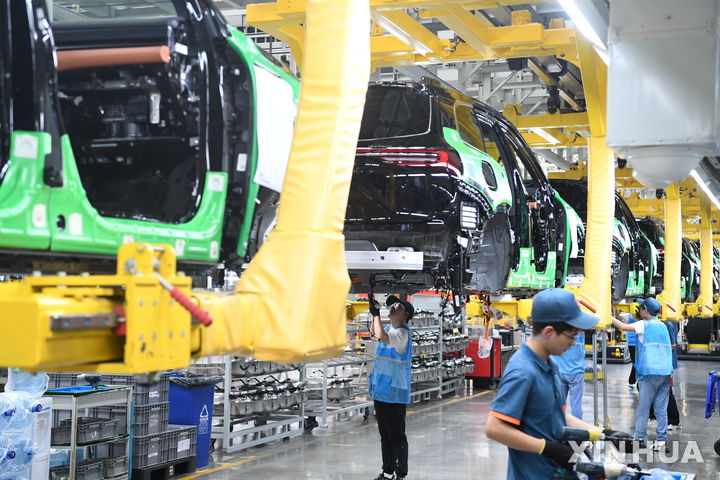 [충칭=신화/뉴시스] 중국 충칭에 있는 세레스그룹 스마트공장에서 신에너지차(NEV·친환경에너지차)를 조립하고 있다.자료사진.2025.12.29