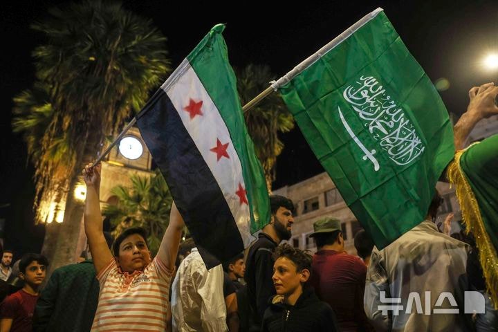 [이드리브=AP/뉴시스]시리아 새 정부의 중앙은행이 새해 1월1일 부터 100대 1로 축소된 새 파운드화를 사용하는 화폐개혁안을 12월 28일 발표해 정상적인 국제 금융질서에 편입하는 정책을 밝혔다.사진은 지난 