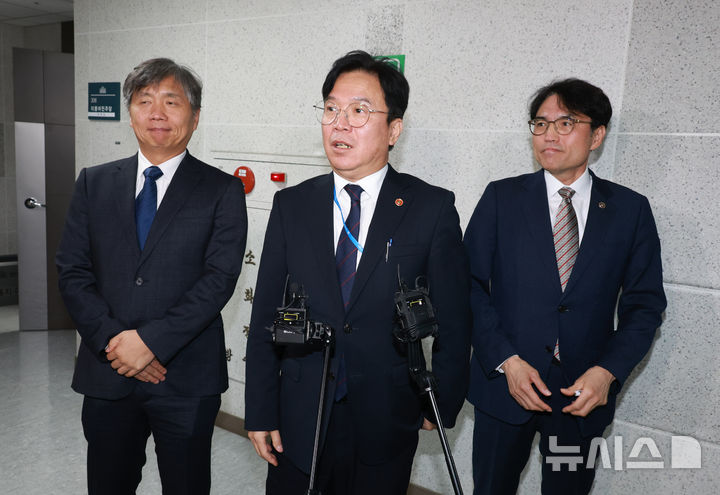 [서울=뉴시스] 고승민 기자 = 김영훈 고용노동부 장관이 지난 11월 4일 서울 여의도 국회 의원회관에서 열린 더불어민주당 기후에너지환경위원과의 당정 협의 후 기자들에게 현안에 대해 입장을 밝히고 있다.2025.1