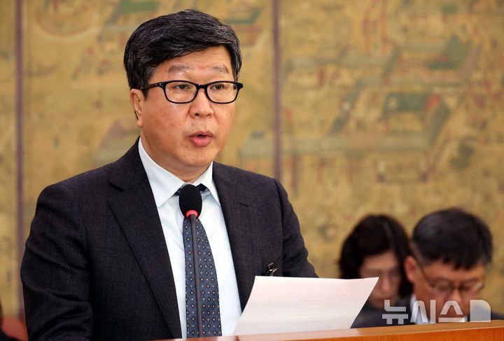 [서울=뉴시스] 조성봉 기자= 편장완 한국예술종합학교 총장이 28일 오전 서울 여의도 국회에서 열린 문화체육관광위원회 전체회의에서 '학교폭력 가해자 한예종 합격' 관련 의원의 질의에 답변하고 있다.교육부는 올해부