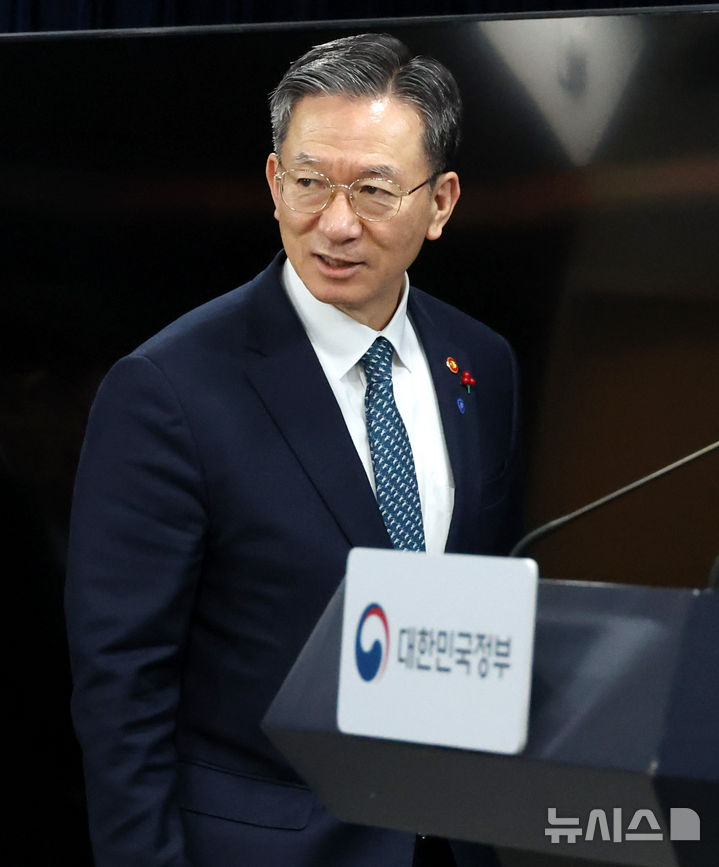 [서울=뉴시스] 추상철 기자 = 정성호 법무부 장관이 19일 오후 서울 종로구 정부서울청사에서 열린 업무보고 사후 브리핑에서 단상으로 향하고 있다.2025.12.19.