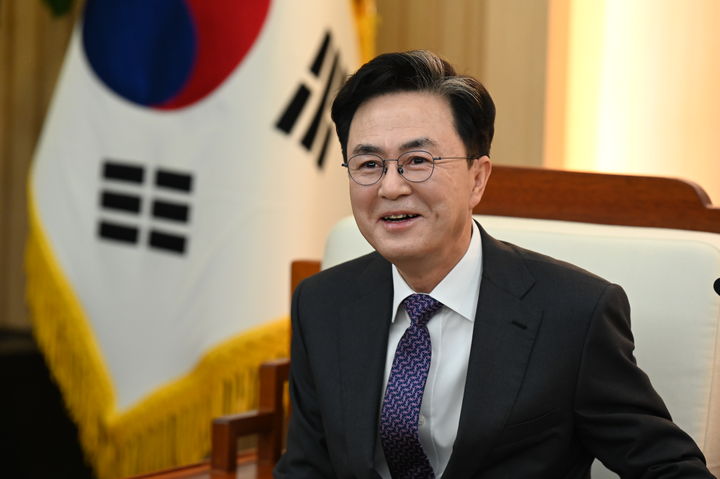 [홍성=뉴시스] 김태흠 충남지사가 뉴시스와 신년인터뷰를 하고 있다.*재판매 및 DB 금지