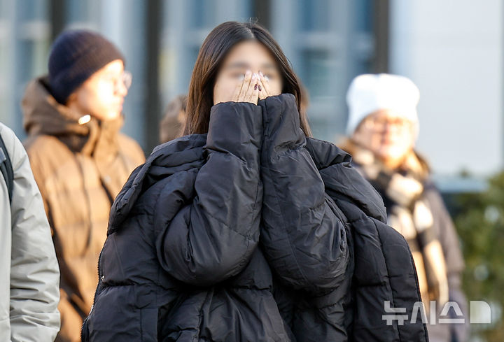 [서울=뉴시스] 정병혁 기자 = 영하권 추위를 보인 25일 서울 중구 명동성당에서 두꺼운 옷차림을 한 여행객들이 이동하고 있다.2025.12.25.
