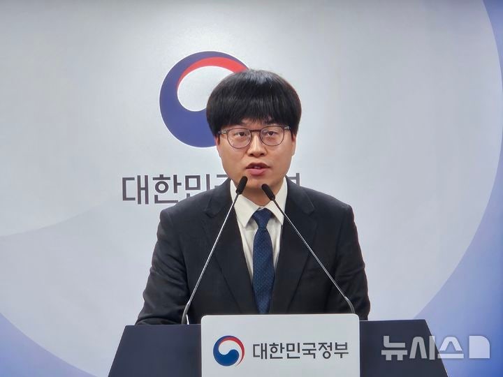 [서울=뉴시스] 박은비 기자 = 최광기 과학기술정보통신부 사이버침해대응과장이 29일 정부서울청사에서 KT,LG유플러스 침해사고에 대한 민관합동조사단의 조사 결과를 발표하고 있다.2025.12.29.silverl