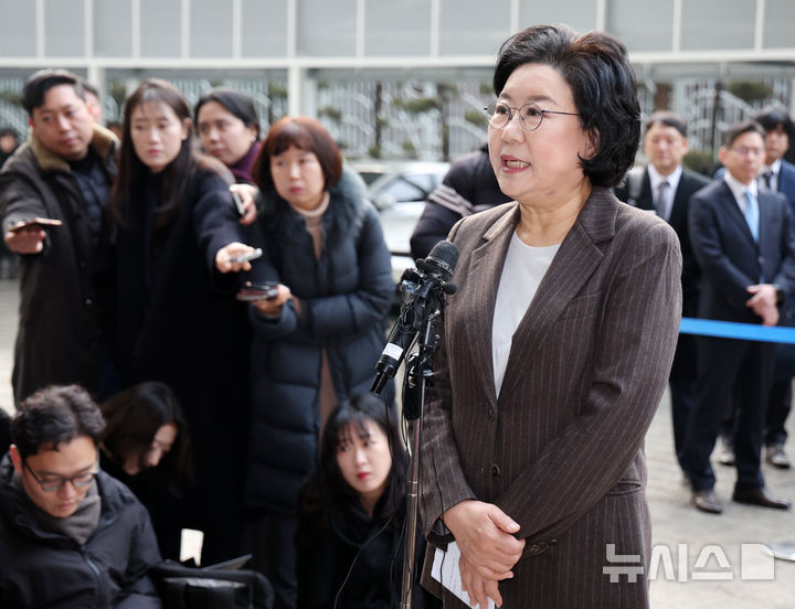 [서울=뉴시스] 조성우 기자 = 이혜훈 기획예산처 장관 후보자가 29일 오전 서울 중구 예금보험공사에 마련된 인사청문회 준비 사무실로 출근하며 지명 소감을 밝히고 있다.2025.12.29.xconfind@news