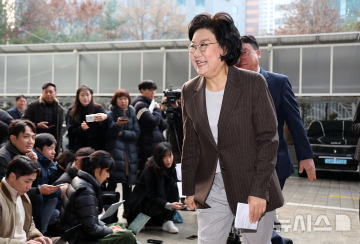 [서울=뉴시스] 조성우 기자 = 이혜훈 기획예산처 장관 후보자가 29일 오전 서울 중구 예금보험공사에 마련된 인사청문회 준비 사무실로 출근하고 있다.2025.12.29.