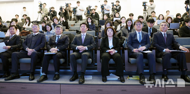 [서울=뉴시스] 조성우 기자 = 민중기(앞줄 오른쪽) 특별검사와 특검보들이 29일 오전 서울 종로구 KT 광화문빌딩 웨스트에서 열린 김건희 여사의 각종 의혹 관련 최종 수사 결과 발표 브리핑에 참석해 자리하고 있다.