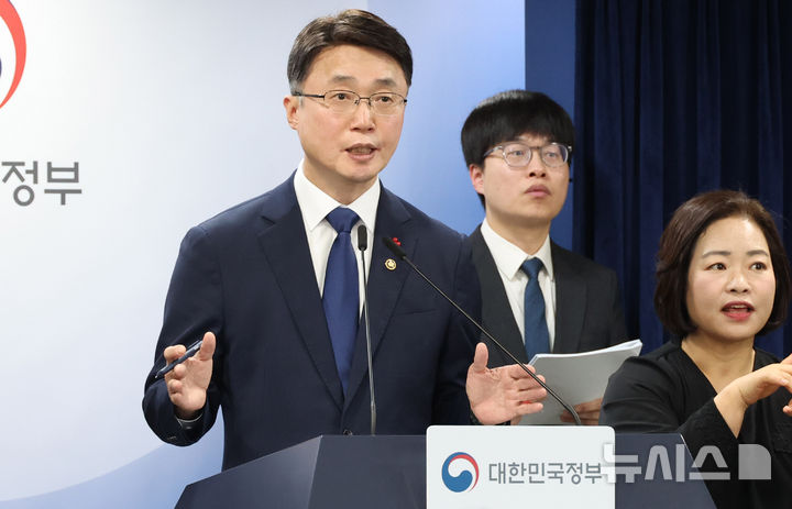 [서울=뉴시스] 추상철 기자 = 류제명 과학기술정보통신부 제2차관이 29일 오후 서울 종로구 정부서울청사에서 열린 'KT-LGU+ 침해사고 조사 결과 발표' 관련 브리핑에서 취재진의 질문에 답변하고 있다.2025.