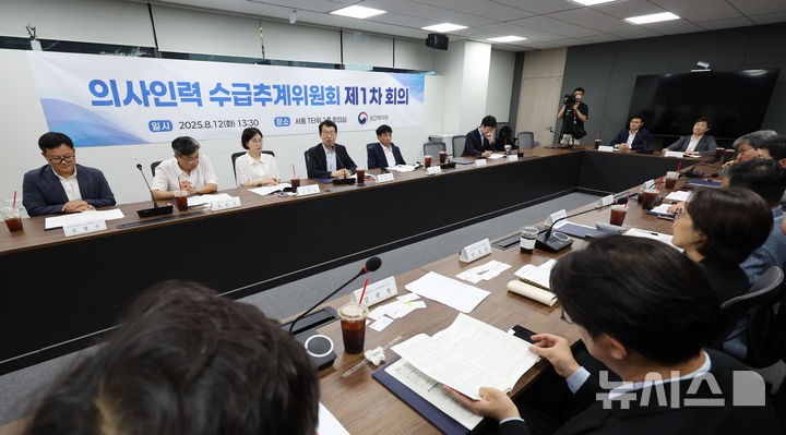 [서울=뉴시스] 권창회 기자 = 의사인력 수급추계위원장으로 선출된 김태현 한국보건경제정책학회 회장이 12일 서울 중구 서울역 T타워에서 열린 의사인력 수급추계위원회 제1차 회의에서 인사말을 하고 있다.2025.08