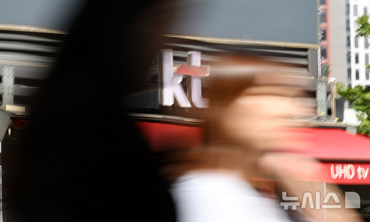 [서울=뉴시스] 최진석 기자 = KT 가입자의 무단 소액결제 피해 사고 원인으로 가상의 유령기지국 운영 의혹이 제기되자 정부가 긴급 점검에 돌입한 10일 서울 한 KT대리점에 KT로고가 보이고 있다.과학기술정보