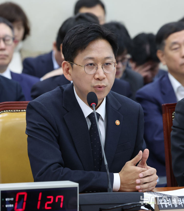 [서울=뉴시스] 김명년 기자 = 배경훈 과학기술부총리 겸 과학기술정보통신부 장관이 12일 서울 여의도 국회에서 열린 과학기술정보방송통신위원회 전체회의에서 질의에 답변하고 있다.2025.11.12.kmn@newsi