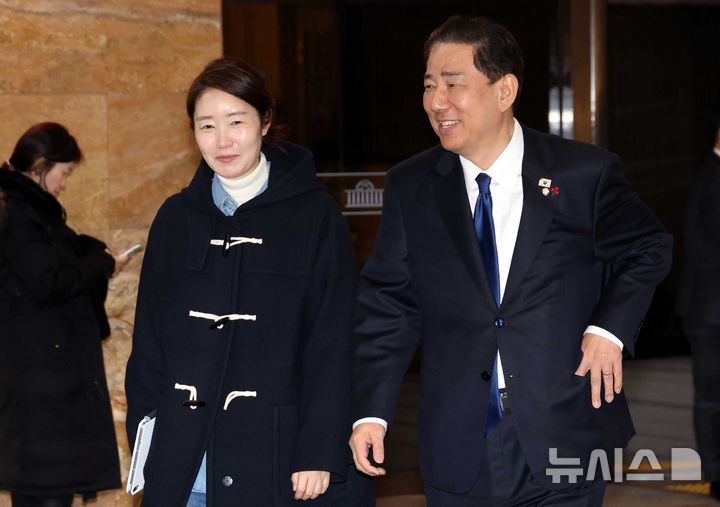 [서울=뉴시스] 조성봉 기자 = 김병기 더불어민주당 원내대표와 강선우 의원이 24일 오후 서울 여의도 국회에서 열린 제430회국회(임시회) 제2차 본회의를 마치고 밖으로 나오고 있다.2025.12.24.sunc