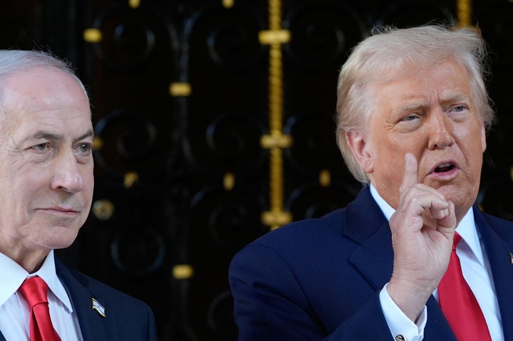 [팸비치=AP/뉴시스]도널드 트럼프 미국 대통령이 29일(현지 시간) 미 플로리다주 팸비치의 마러라고 자택에서 베냐민 네타냐후 이스라엘 총리와 회담에 앞서 취재진 질문에 답하고 있다.2025.12.30.