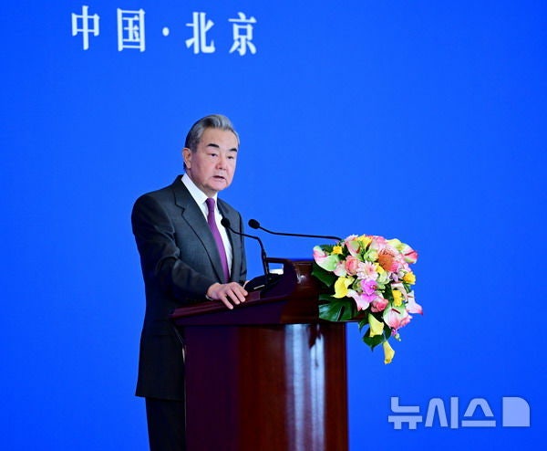 [베이징=뉴시스] 왕이 중국 공산당 중앙정치국 위원 겸 외교부장이 30일 베이징에서 열린 '2025년 국제 정세와 중국 외교 심포지엄'에서 기조연설을 하고 있다.(사진=중국 외교부 홈페이지 갈무리) 2025.12.3