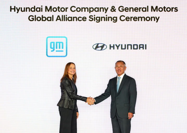 [서울=뉴시스] 전신 기자 = 현대자동차가 지난해 미국 최대 자동차 회사 제네럴 모터스(GM)와 포괄적 협력을 위한 업무협약(MOU)을 체결했다.사진은 정의선 현대차그룹 회장이 메리 바라 제너럴모터스(GM) 회장 