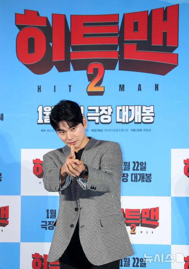 [서울=뉴시스] 김혜진 기자 = 배우 이이경이 27일 오전 서울 용산구 CGV 용산아이파크몰에서 열린 영화 '히트맨2'(감독 최원섭) 제작보고회에서 포즈를 취하고 있다. 2024.12.27. jini@newsis.c