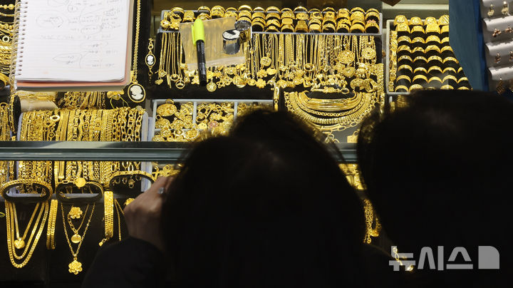 [서울=뉴시스] FT는 31일(현지 시간) 내년 금 가격이 온스당 5000달러를 넘어설 것으로 봤다.사진은 지난 23일 서울 시내 한 금은방에서 금 제품을 구매하는 시민들의 모습.(사진=뉴시스DB) 2025.12