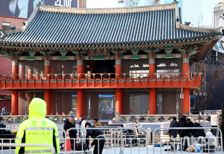 [서울=뉴시스] 박주성 기자 = 30일 서울 종로구 보신각 일대에서 '제야의 종 타종 행사'를 앞두고 행사준비가 진행되고 있다.서울경찰청은 오는 31일 오후 6시부터 내년 1월1일 오전 7시까지 종로·우정국로·청계