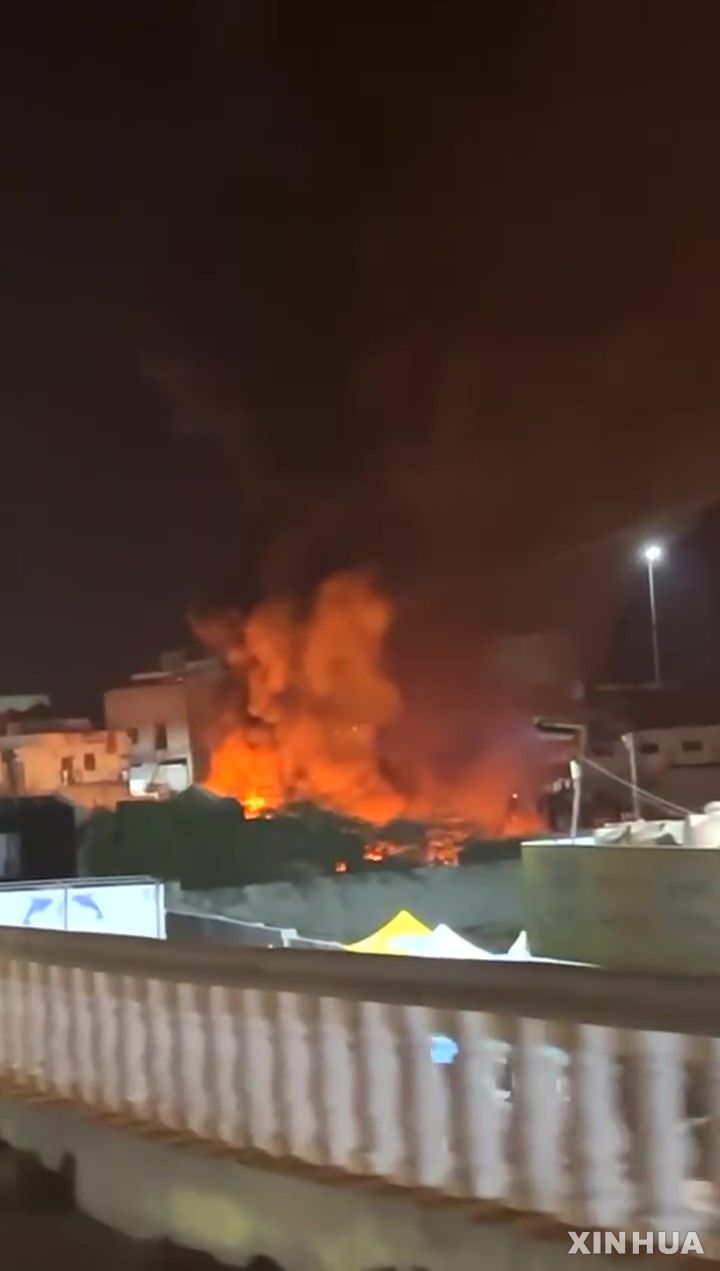 [무칼라=신화/뉴시스] 30일(현지 시간) 예멘 남동부 산유 지역인 하드라마우트주 무칼라 항구에서 사우디아라비아 전투기의 공습으로 화재가 발생해 불길과 연기가 솟구치고 있다.현지 당국은 이날 오전 사우디 전투기들