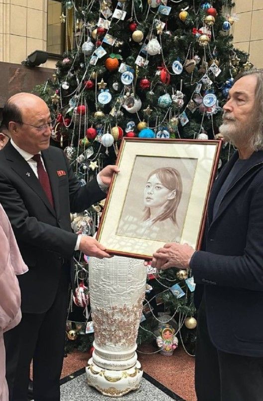 [서울=뉴시스] 마리야 자하로바 러시아 외무부 대변인이 30일(현지 시간) 김여정 북한 노동당 부부장에게 신년 선물로 보낸 초상화.(사진=자하로바 대변인 텔레그램 갈무리) 2025.12.31.*재판매 및 DB 금