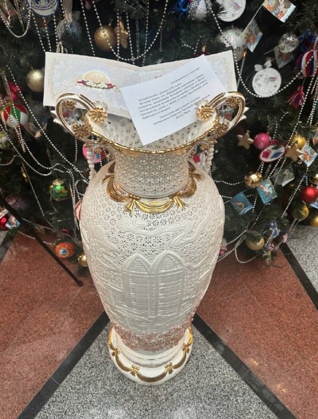 [서울=뉴시스] 김여정 북한 노동당 부부장이 마리야 자하로바 러시아 외무부 대변인에게 보낸 선물로 추정되는 대형 화병이 30일(현지 시간) 공개됐다.(사진=자하로바 대변인 텔레그램 갈무리) 2025.12.31.*