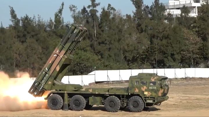 [서울=뉴시스]중국군이 29일부터 이틀간 군용기와 함정을 대거 동원해 대만을 포위하는 형식의 대규모 군사훈련을 실시한 가운데,발사된 로켓포 27발이 대만 접속수역 인근에 떨어진 것으로 알려졌다.30일 중국군이‘