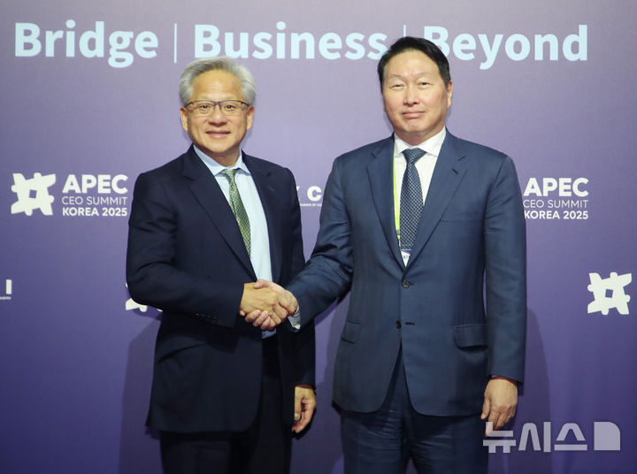 [서울=뉴시스] 추상철 기자 = 최태원 대한상공회의소 회장과 젠슨 황 엔비디아 CEO가 31일 경북 경주예술의전당에서 면담에 앞서 기념촬영을 하고 있다.(사진= 대한상공회의소 제공) 2025.10.31.photo