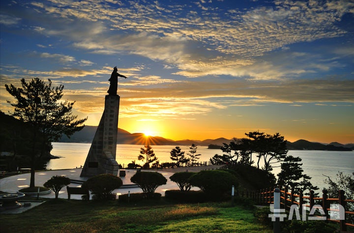 [통영=뉴시스]통영 이순신공원 해돋이.(사진=경남도 제공)2025.12.06.*재판매 및 DB 금지