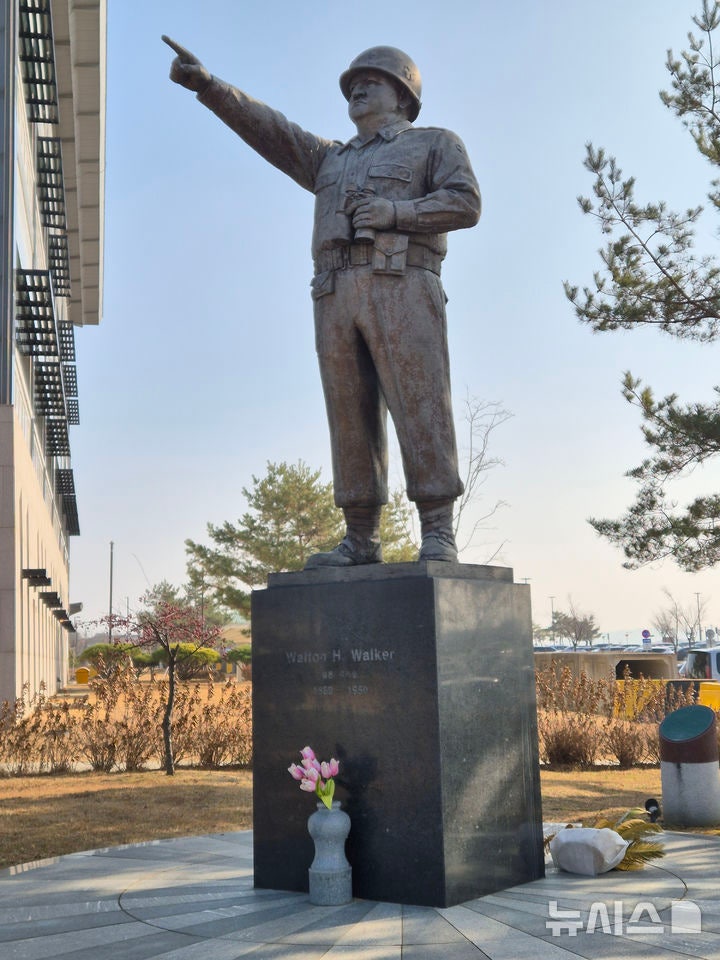 [험프리스(평택)=구자룡 기자] 경기도 평택 '개리슨 험프리스'에세워진 월튼 H 워커 8군 사령관 동상.그는 6·25 전쟁 직후부임해 낙동강을 지켜내 인천상륙작전이 가능하게 하는 등 전쟁 초기 분투했으나 불의의 교