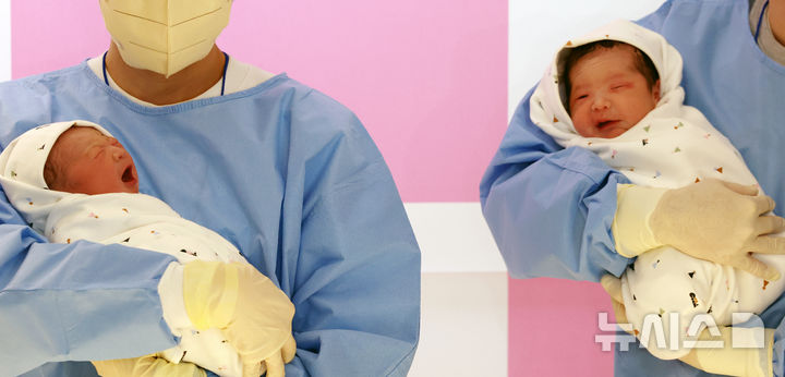 [서울=뉴시스] 조성우 기자 = 2026년 병오년 새해 첫 아기가 1일 0시께 서울 강남구 강남차여성병원에서 태어났다.아기들이 아버지 품에 안겨 있다.엄마 황은정(37),<a href=