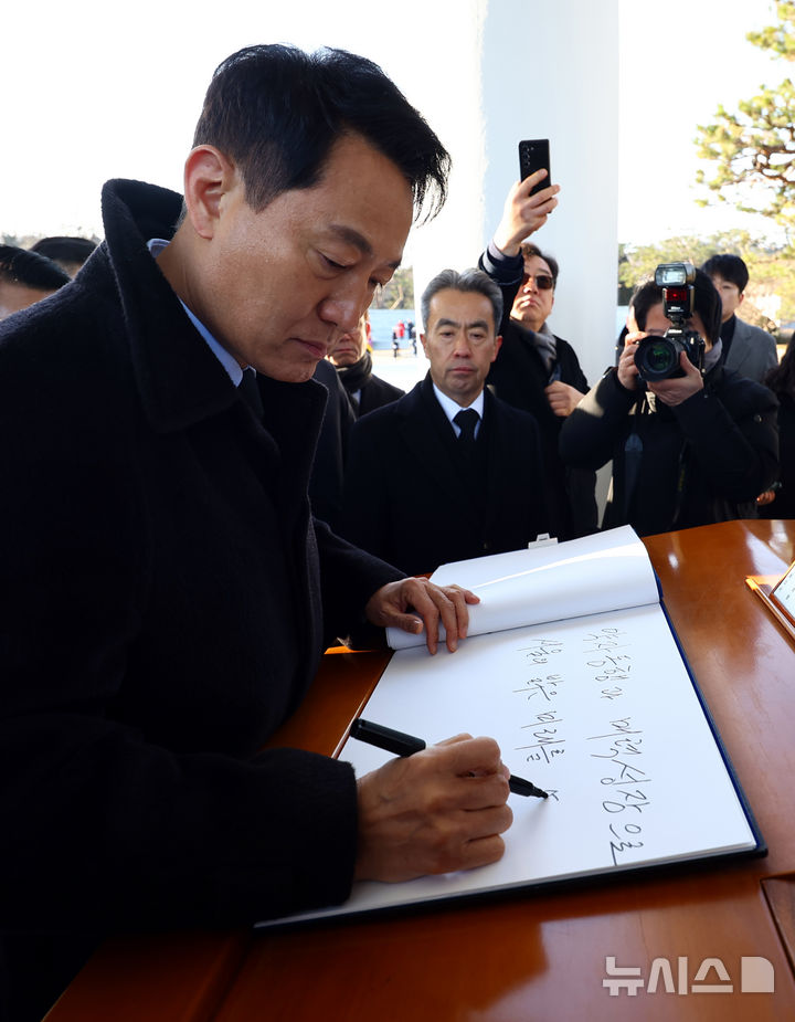 [서울=뉴시스] 박주성 기자 = 오세훈 서울시장이 2026년 새해 첫날인 1일 서울 동작구 국립서울현충원 참배를 마친 후 방명록을 작성하고 있다. 2026.01.01. park7691@newsis.com