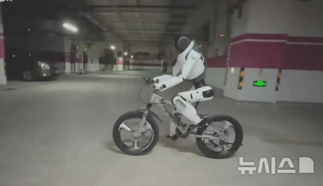 [베이징=뉴시스] 중국 휴머노이드 로봇 제조업체 즈위안로봇(AgiBot·애지봇)은 11일 자전거를 타거나 호버보드에 올라 균형을 잡는 등 인간과 거의 유사하게 움직일 수 있는 최신 휴머노이드 로봇 '링시 X2'를 공