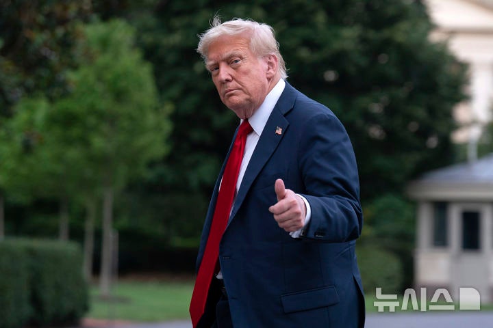 [워싱턴=AP/뉴시스] 미국은 올 11월 중간선거를 치른다.사진은 도널드 트럼프 미국 대통령이 지난해 7월 13일(현지 시간) 워싱턴 백악관에 도착해 걸어가던 중 취재진을 향해 엄지를 들어 올리는 모습.2026.