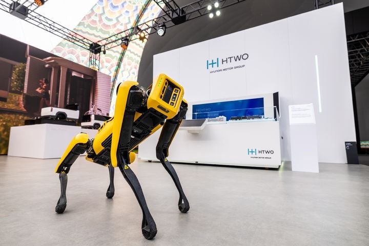 [서울=뉴시스] 경주엑스포대공원 에어돔 현대자동차그룹관 내를 자유롭게 활보하는 보스턴 다이내믹스의 4족 보행 로봇 스팟(SPOT).(사진=현대차그룹) 2025.10.28  *재판매 및 